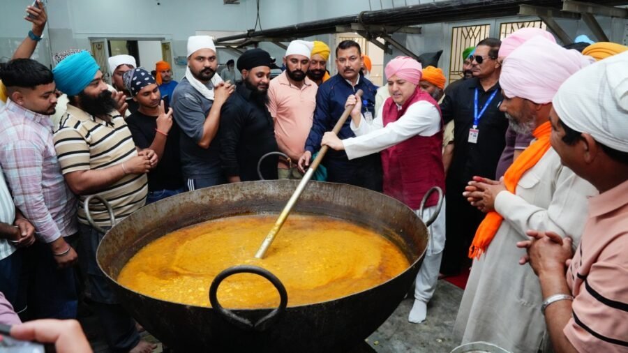 श्रीमहंत देवेन्द्र दास जी महाराज ने संगत के साथ दी लंगर सेवा, श्री दरबार साहिब में संगतों के पहुंचने का क्रम हुआ तेज़, सजने लगा श्री दरबार साहिब, रौनकों में लगे चार चांद