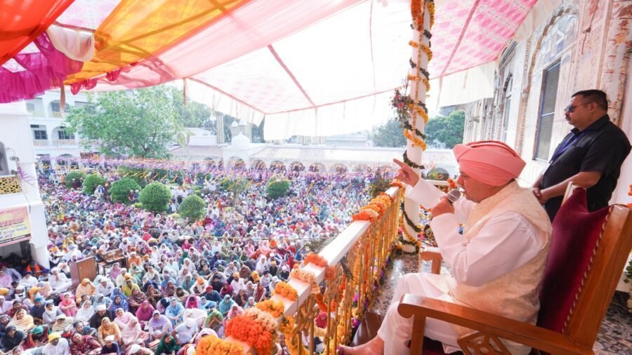 श्री दरबार साहिब एवं श्री झण्डा साहिब में चला दर्शनों व मनौतियों का क्रम, श्री दरबार साहिब के सज्जादे गद्दी नशीन श्रीमहंत देवेन्द्र दास जी महाराज ने संगतों को दिए दर्शन व आशीर्वाद