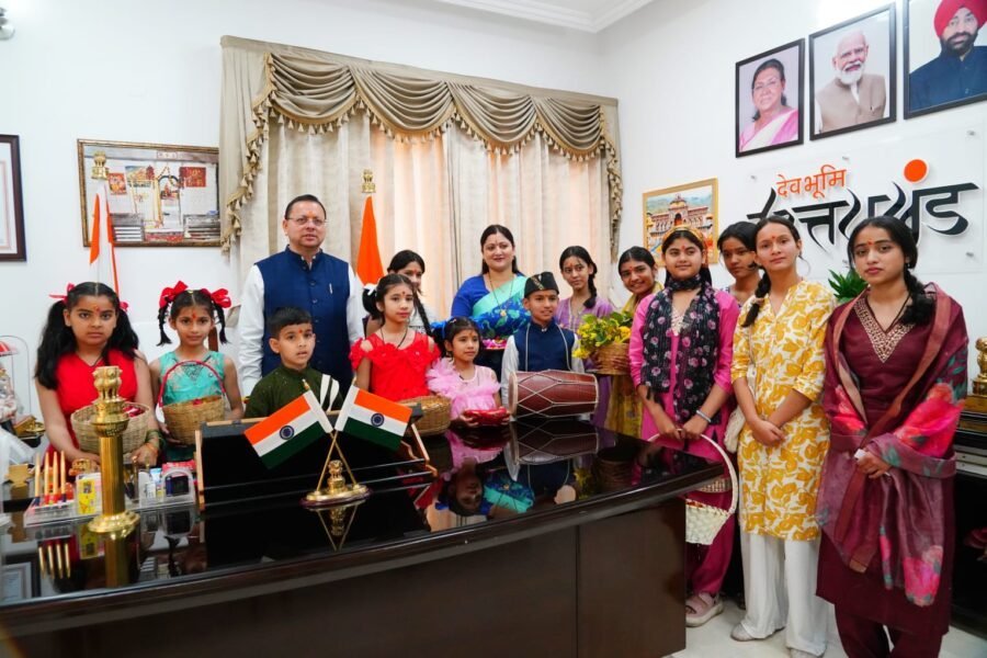 सीएम पुष्कर सिंह धामी ने मुख्यमंत्री आवास में मनाया लोकपर्व फूलदेई
