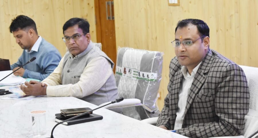 कपाट खुलने से पूर्व यात्रा से जुड़ी सभी व्यवस्थाएं समयबद्ध एवं व्यवस्थित रूप से पूर्ण करें अधिकारी – डीएम गौरव कुमार