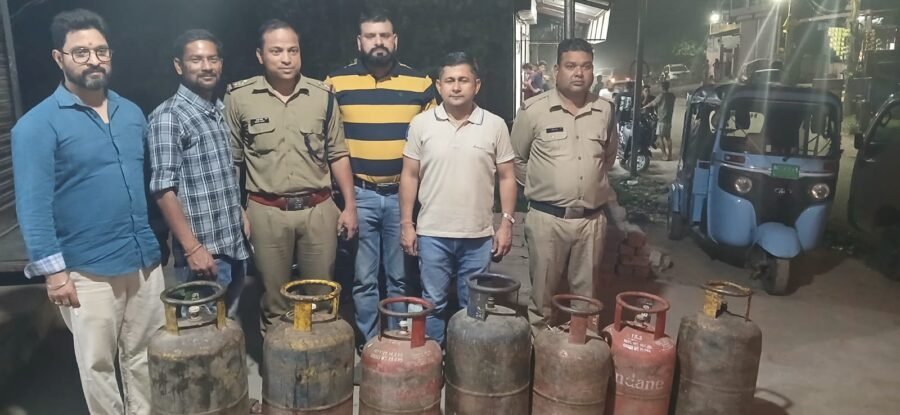 डीएम सविन बंसल के निर्देशन में काली बस्ती सहस्त्रधारा रोड पर छापेमारी; 7 सिलेंडर जब्त