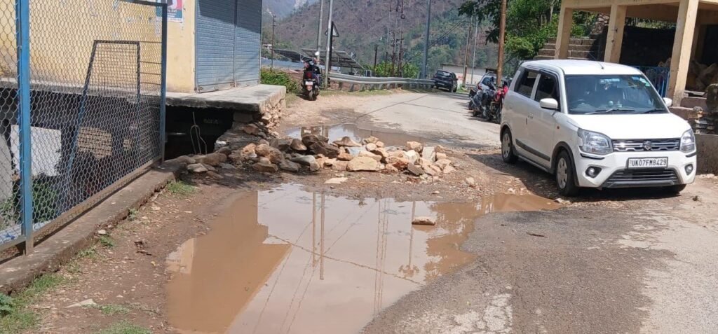 आधे अधूरे कार्यों से आवाजाही में हो रही परेशानी