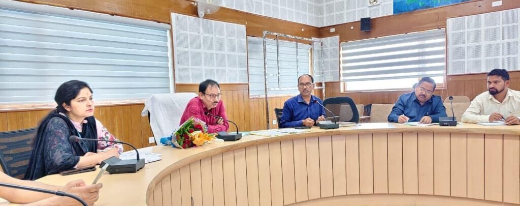 25 सूत्रीय कार्यक्रम की समीक्षा में सीडीओ अशोक जोशी सख्त, समय पर पोर्टल अपडेट करने के निर्देश