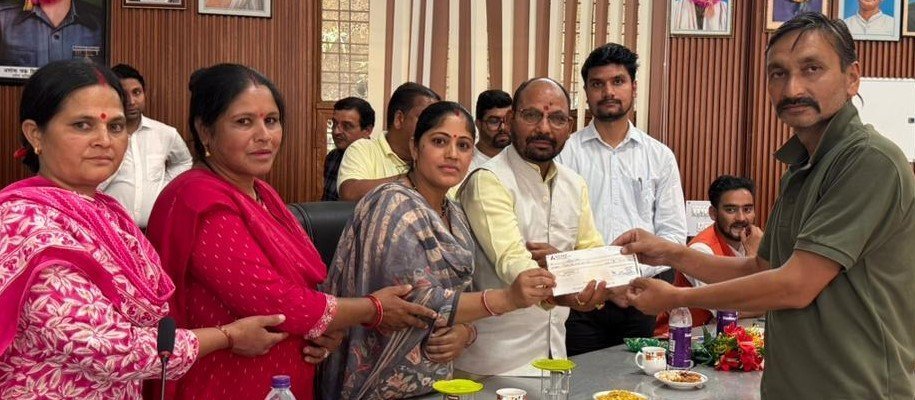 आपदा प्रभावितों को राहत की बड़ी सौगात, 80 व्यवसायियों को मिली 52.95 लाख की सहायता