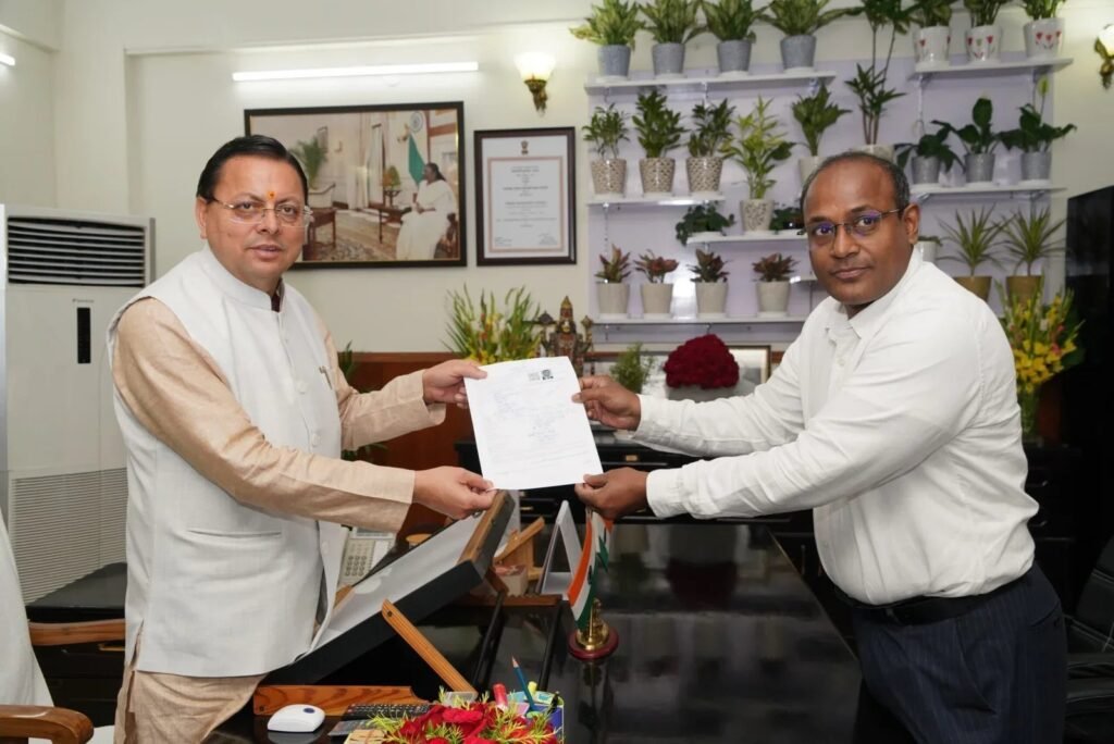 उत्तराखण्ड में विशेष गहन पुनरीक्षण SIR कार्यक्रम के तहत सीएम धामी को मुख्य निर्वाचन अधिकारी ने सौंपा गणना फॉर्म