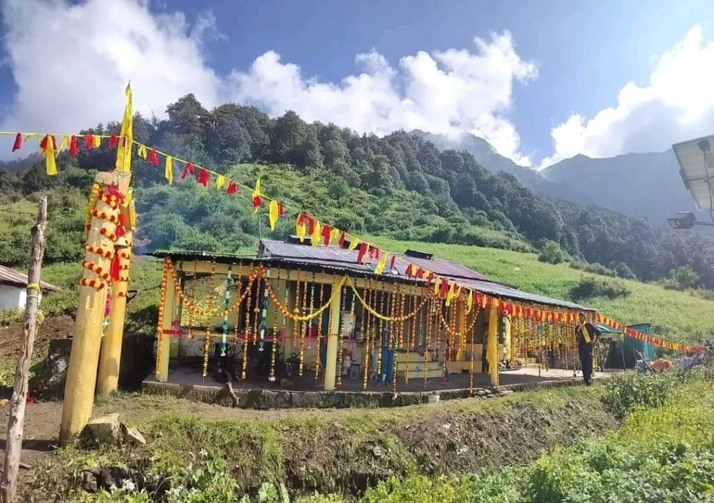 श्रावण संक्रांति पर खुले फ्यूंला नारायण मंदिर के कपाट, महिला पुजारी ने किया भगवान का पुष्प श्रृंगार