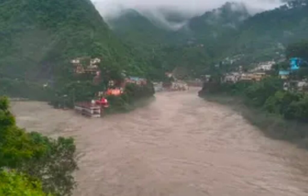 रुद्रप्रयाग में अलकनंदा चेतावनी स्तर पर, प्रशासन ने नदी किनारों से दूर रहने की दी सलाह